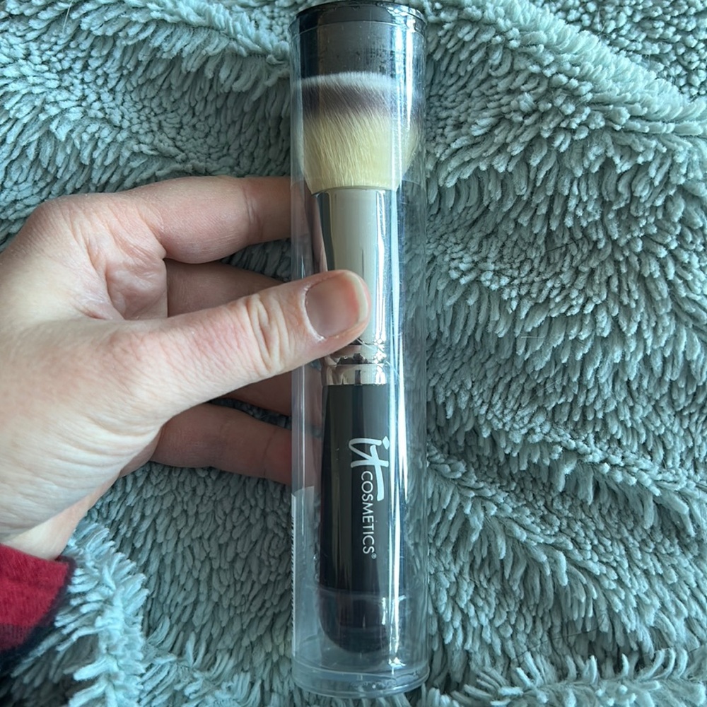 Brand new sealed It cosmetics foundation brush